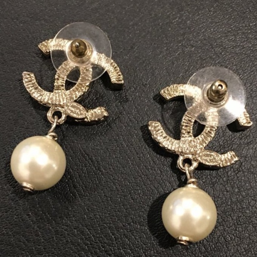 Rare 🎀 Chanel Gold CC Black Ruffle Pearl Dangle Drop Earrings - Picture 3 of 4